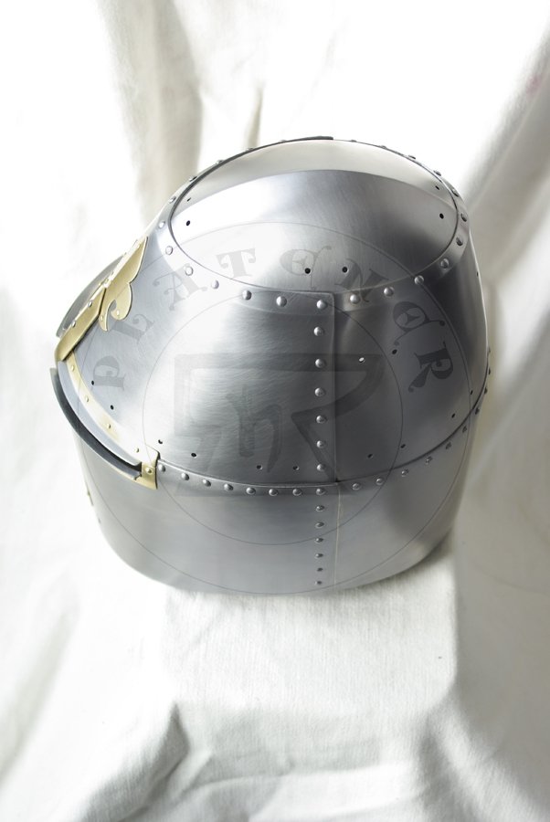 Hem wielki datowany na poow XIV wieku. Hartowany i odpuszczany do twardoci 30 HRC./Great helm dated for half of XIV c. Heat hardened and tempered up to 30 HRC.